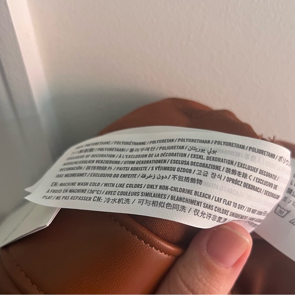 Abercrombie and Fitch - The 90s Straight Ultra High Rise Leather Pants - Picture 9 of 9